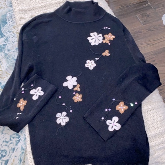 Maurice Sassoon black knit sweater embroidered floral detail size small - Picture 6 of 6